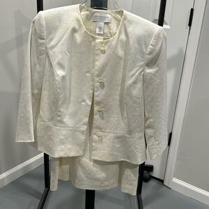 Ladies 2pc cream skirt suit size 8